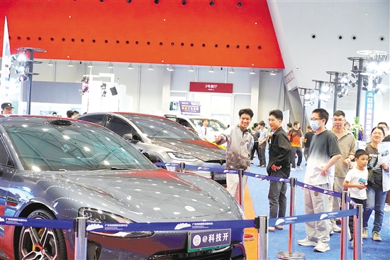 眾多新車現(xiàn)場(chǎng)亮相。