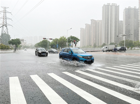 雨天行車，雨水會阻礙駕駛?cè)说囊暰€，要注意減速慢行。