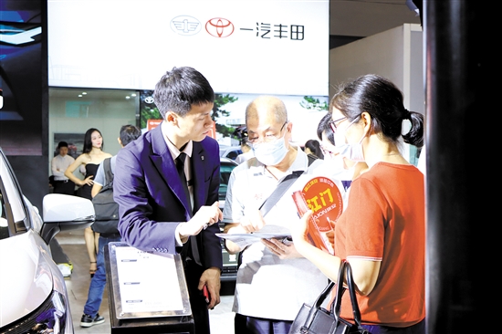“五一”車展期間，購車客戶就非常關心補貼問題。