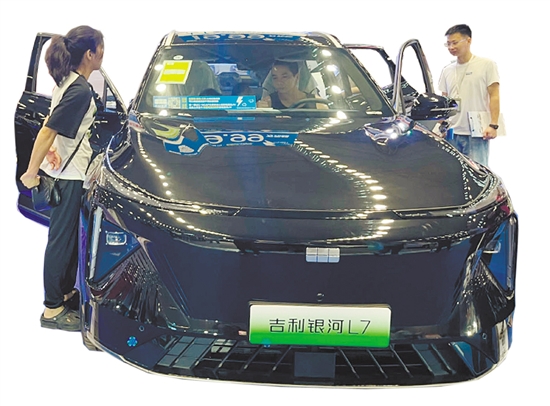 以舊換新政策的出臺，吸引不少消費(fèi)者前往4S店看車、買車。