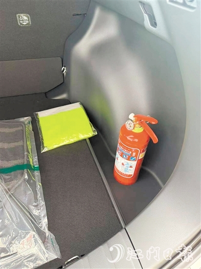 車內(nèi)要配備有效滅火器。