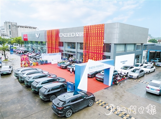 該中心集汽車銷售、售后維修、保養(yǎng)、二手車置換、店內(nèi)上牌于一體，方便消費(fèi)者看車買車。