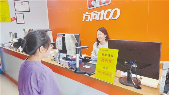 高考結(jié)束后，很多考生前往駕校報考駕照。