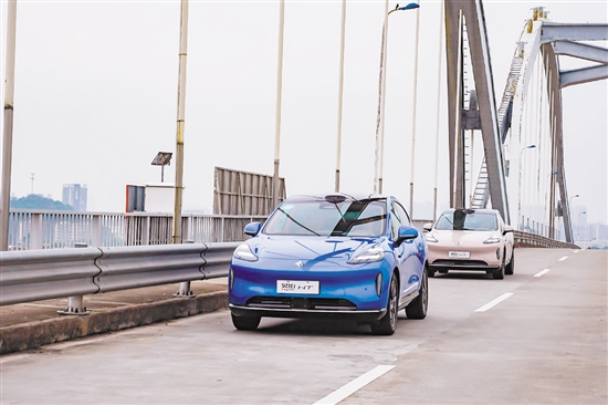 整個試駕過程，2024款昊鉑HT都沿著預(yù)設(shè)路線通過城市NDA智駕領(lǐng)航輔助自主駕駛。