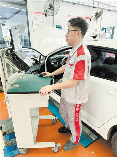 4S店工作人員在處理召回汽車(chē)事宜。