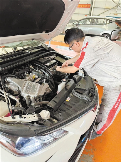 建議駕駛?cè)顺鲂星?，仔?xì)檢查車輛情況。