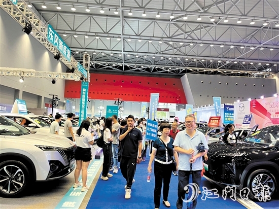 “五一”車展人氣旺，現(xiàn)場(chǎng)成交給力。