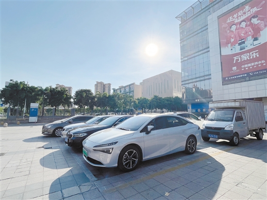 艷陽高照，汽車在戶外備受“烤”驗。