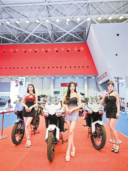 回顧本報往屆車展，不乏美女模特身影。