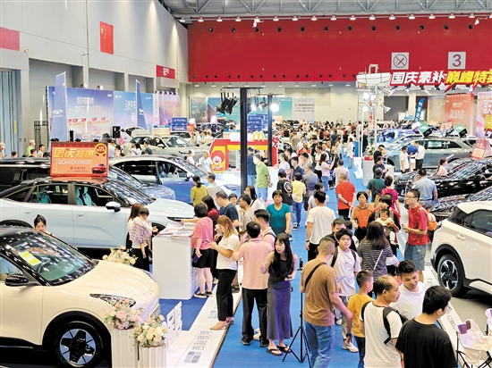 本報(bào)“十一”車展人氣旺。