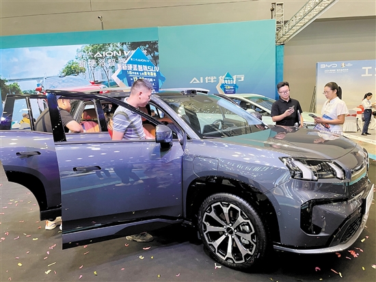 不少市民在車展現(xiàn)場(chǎng)物色“心水靚車”。