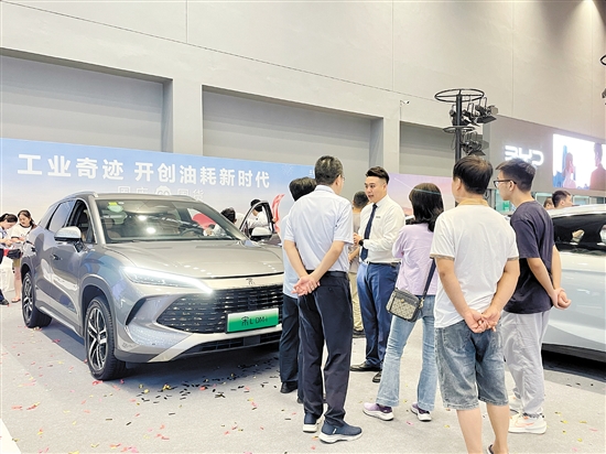 銷售人員向市民講解車型亮點(diǎn)。