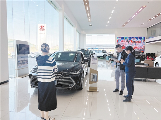 江門(mén)不少汽車(chē)經(jīng)銷(xiāo)商積極開(kāi)展降價(jià)促銷(xiāo)活動(dòng)，吸引消費(fèi)者購(gòu)車(chē)。