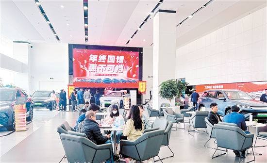 進(jìn)入12月以來，不少汽車經(jīng)銷商陸續(xù)迎來買車過年的客戶。