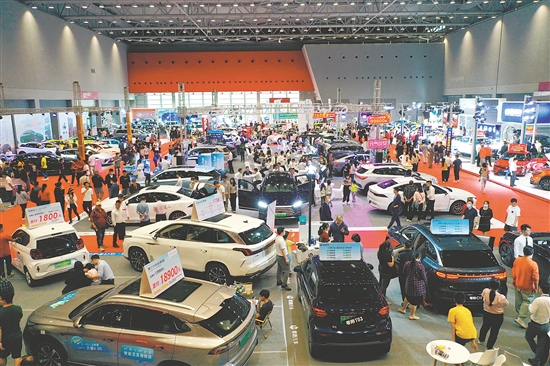 本報(bào)歷屆車展吸引許多市民看車、買車。