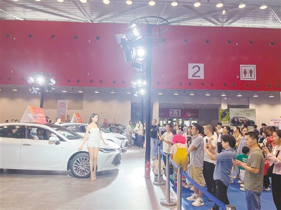 靚麗車模成為車展看點。