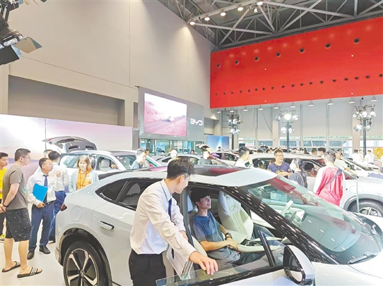 市民體驗車展的新款車型。