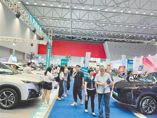 往屆車展現(xiàn)場都十分熱鬧。