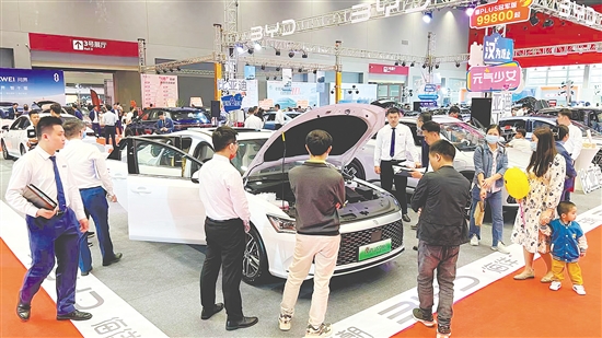 本報(bào)往屆車(chē)展設(shè)置的新能源汽車(chē)展區(qū)受消費(fèi)者歡迎。