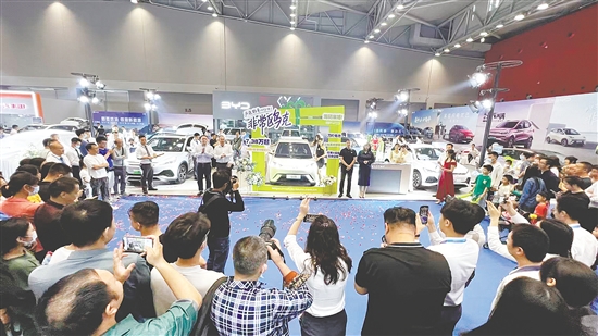 新車(chē)上市是車(chē)展的一大亮點(diǎn)。