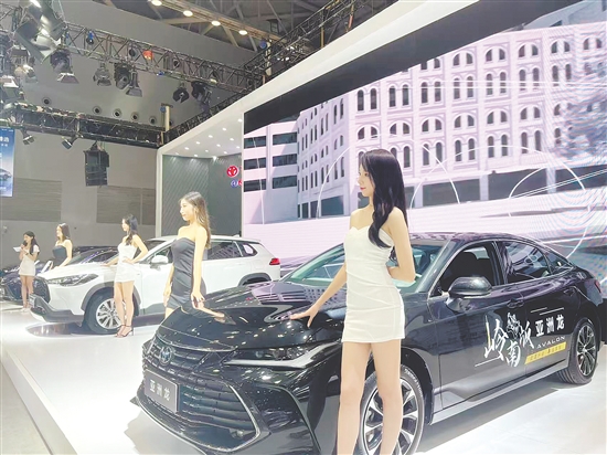 車(chē)展自然少不了靚麗車(chē)模。