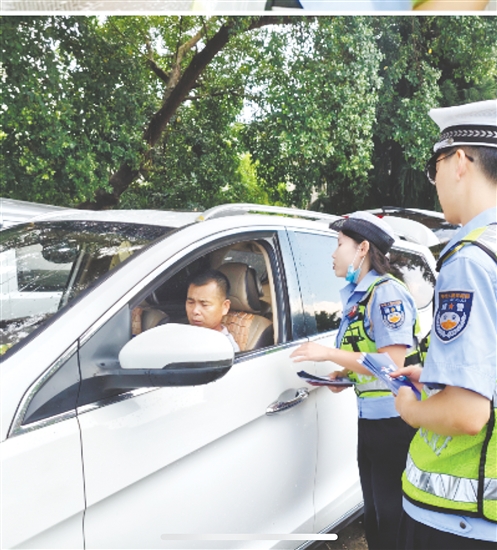 江門交警在農(nóng)村開(kāi)展針對(duì)性交通安全宣傳活動(dòng)。