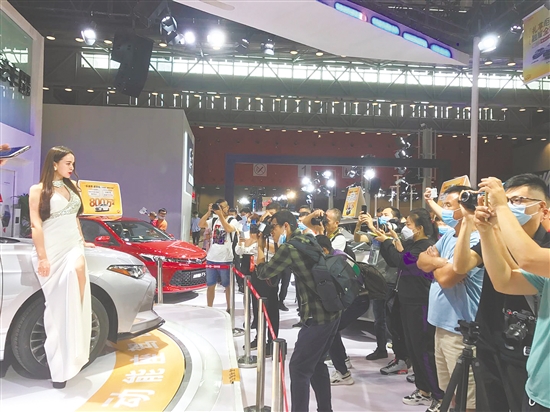 歷屆“十一”車展吸引了眾多消費者前來逛展。